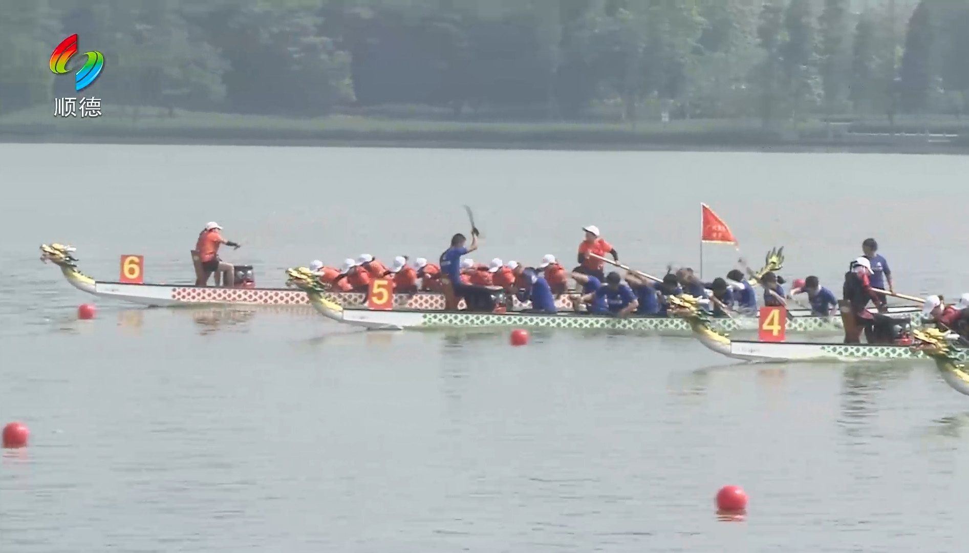 第五赛道的百川漆龙舟队奋勇直前